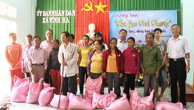 bán gạo làm từ thiện